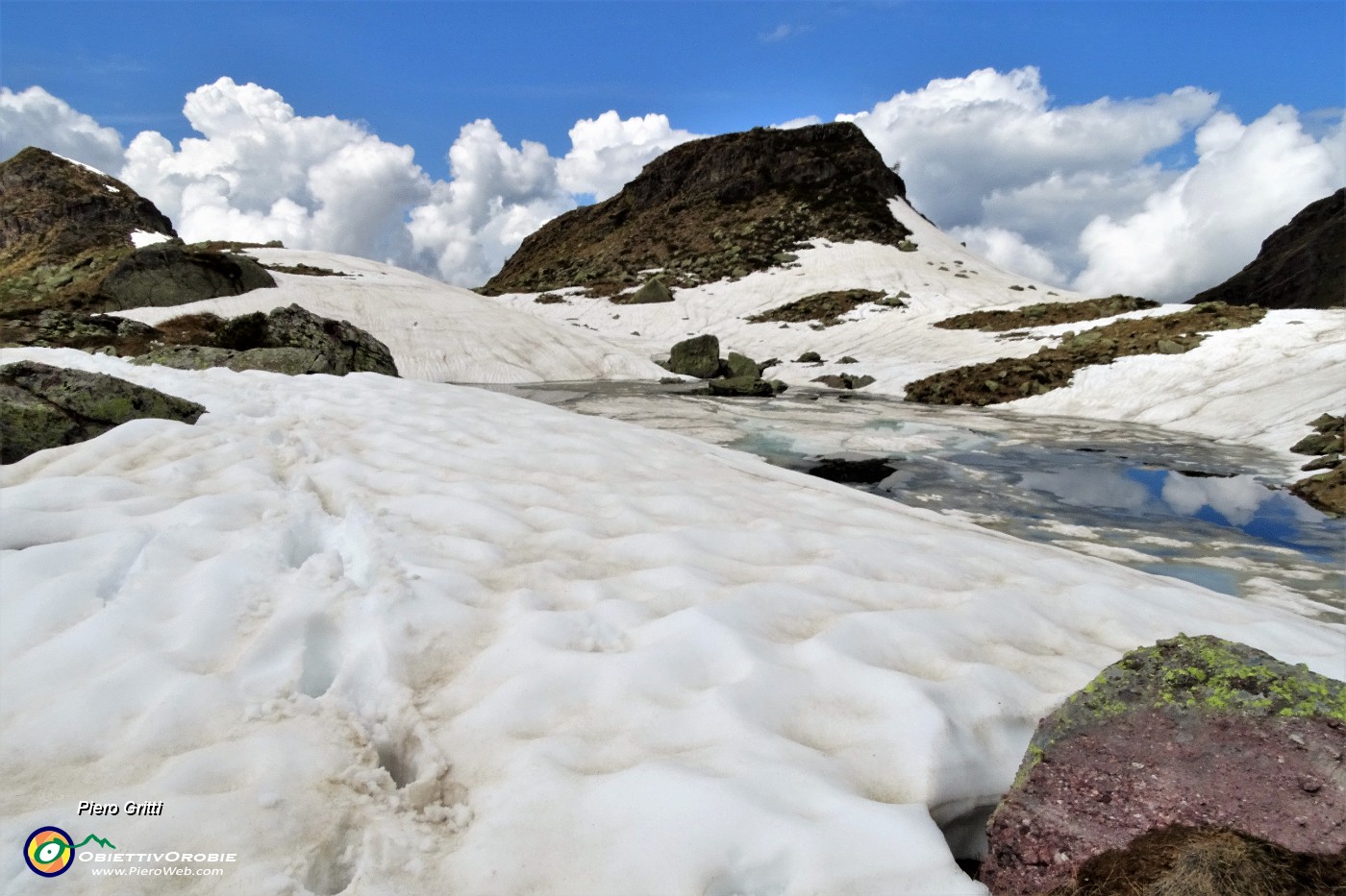 57 Laghetto di Pietra Quadra in disgelo e affondi nella neve molle.JPG